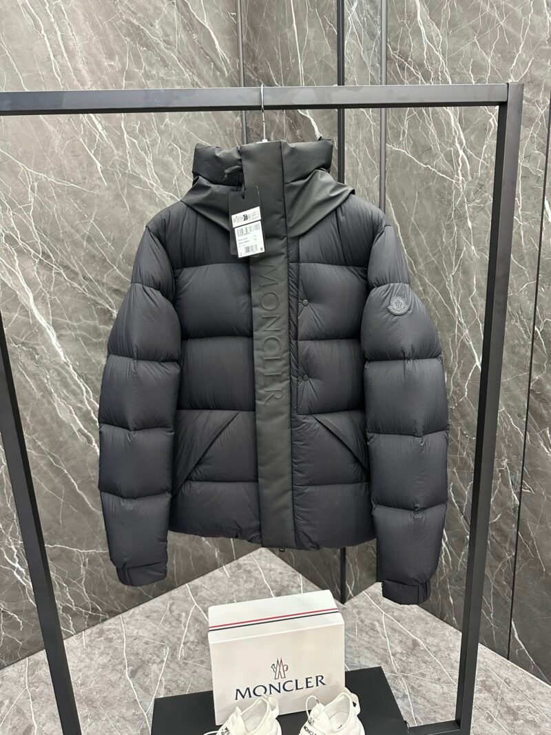 Chaqueta Moncler negra con capucha